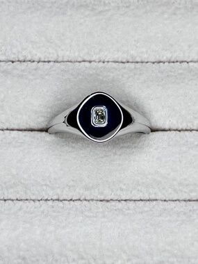 R060 | Natural Diamond Signet Ring